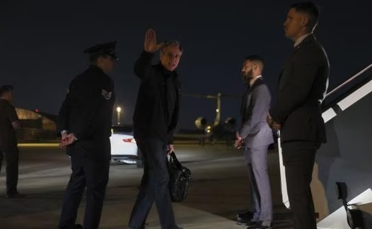 Blinken vuela rumbo a China para un esperado pero frío acercamiento