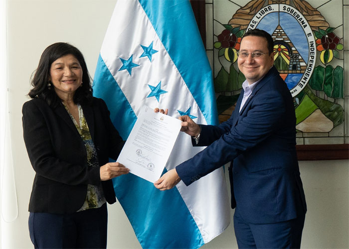 Juramentan a Lizeth Coello como nueva directora del DINAF