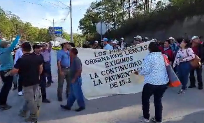 Varios alcaldes y pobladores se toman carretera de occidente exigen proyecto de pavimentación