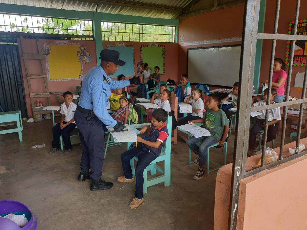 Agentes policiales capacitan a 15 niños y niñas sobre prevención de drogas Agentes policiales capacitan a 15 niños y niñas sobre prevención de drogas