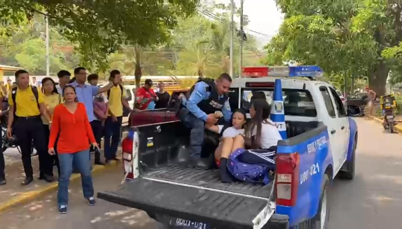 Atropellan a dos estudiantes y carro se da a la fuga Atropellan a dos estudiantes y carro se da a la fuga