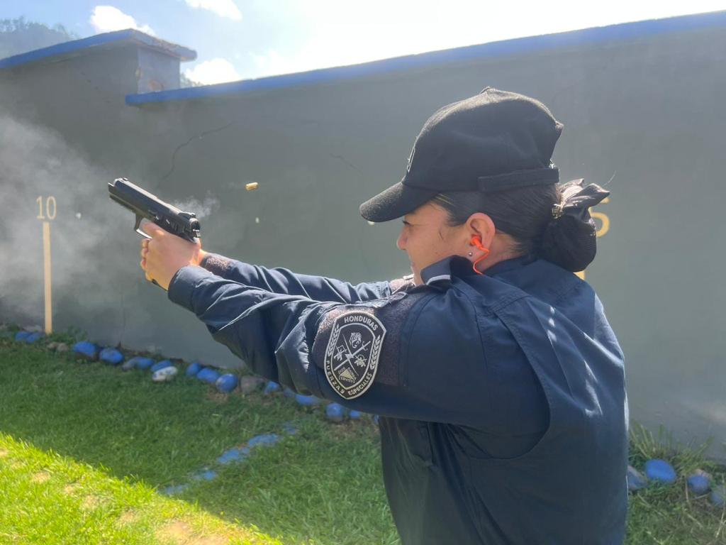 En el marco del Dia del Policía realizan competencia de disparo en fuerzas especiales