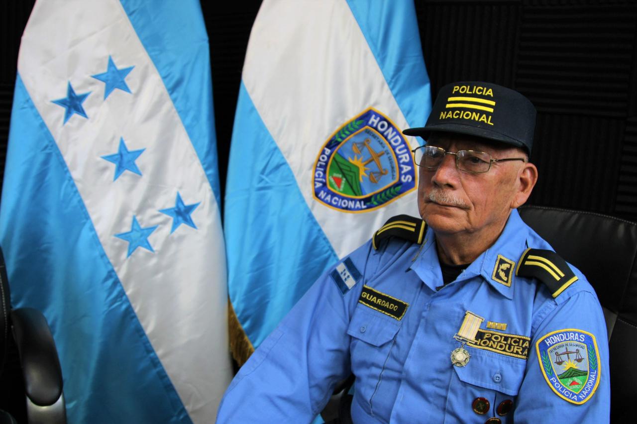 Clase II Martir Guardado se retira despues de 47 años de servicio policial Clase II Martir Guardado se retira despues de 47 años de servicio policial