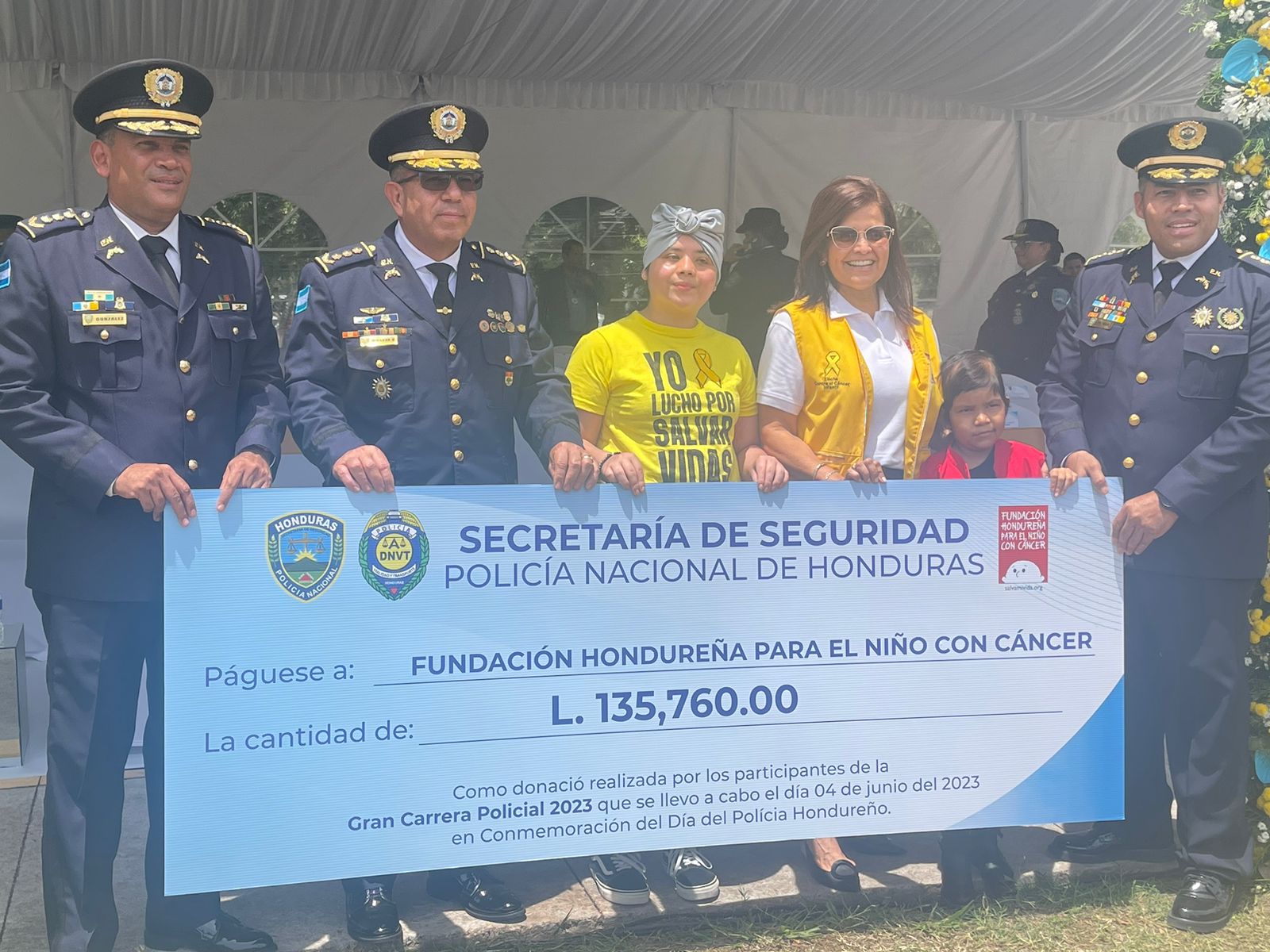 La DNVT dona L137,760 a la Fundación Hondureña para el niño con cáncer La DNVT dona L137,760 a la Fundación Hondureña para el niño con cáncer