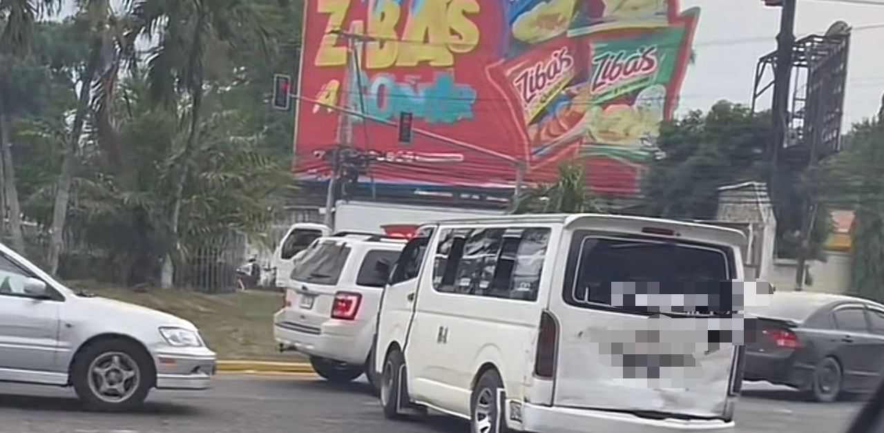 ¡Le salió guaya! Le decomisan aútobus y sancionan a conductor que conducia en sentido contrario