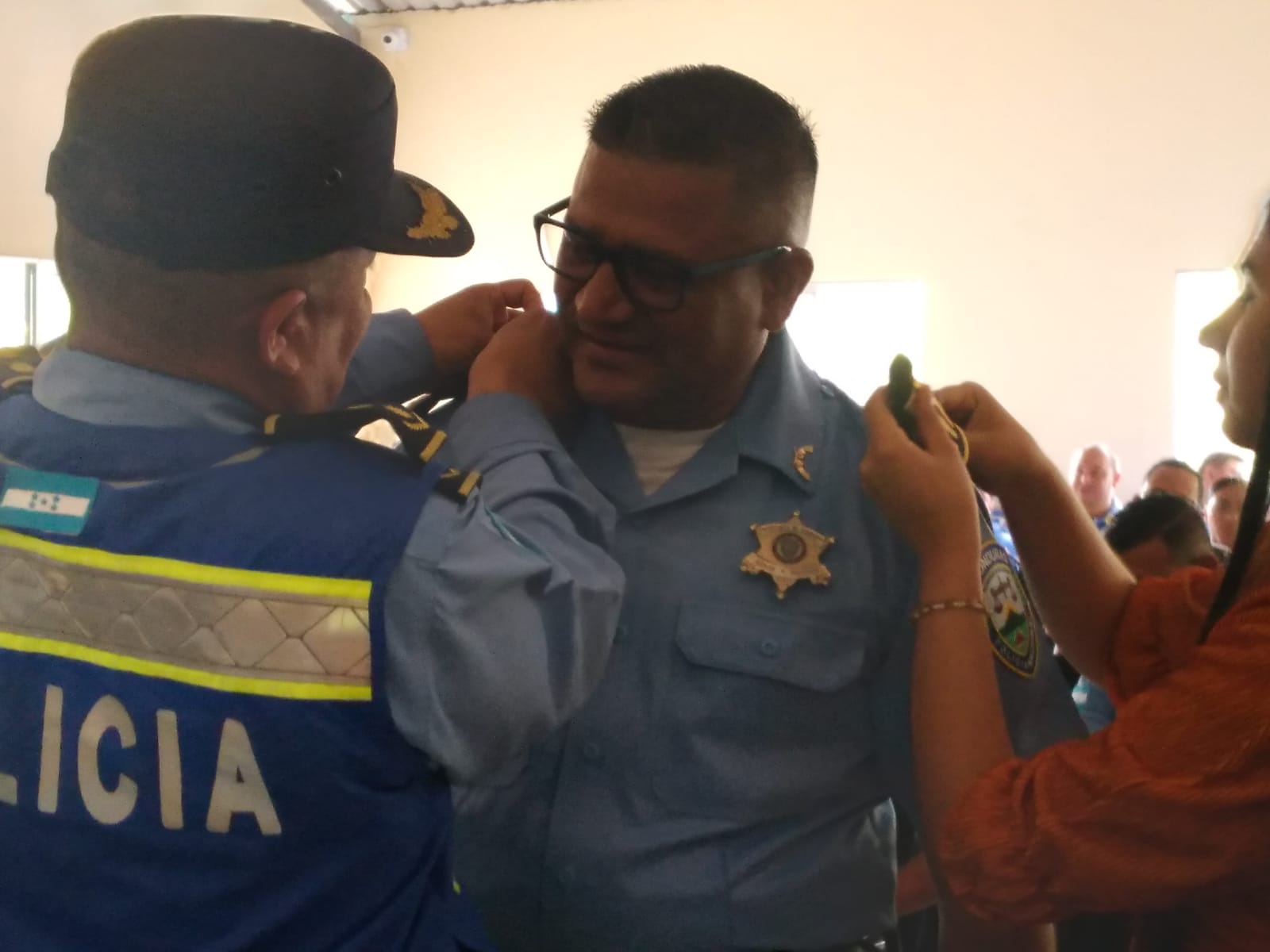 DNVT entrega reconocimientos y ascensos a funcionarios policiales por su invaluable labor