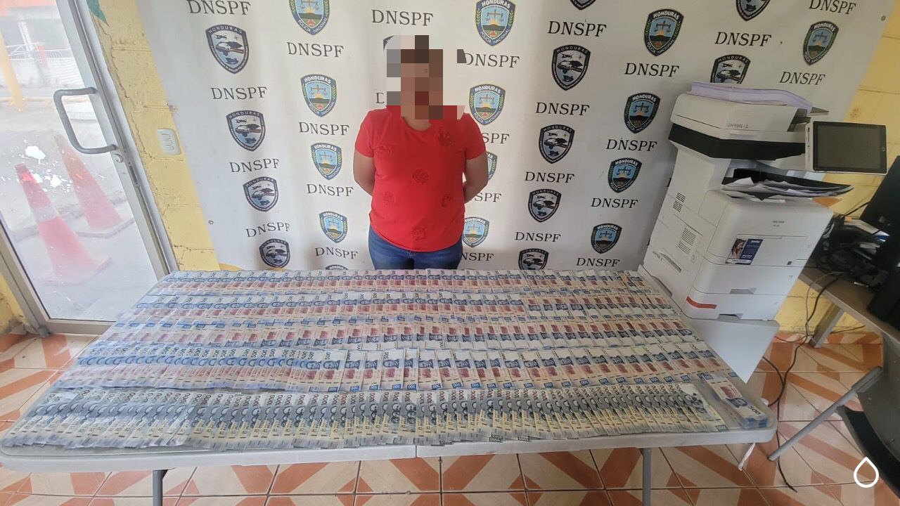 Detienen a una comerciante con 200,000 pesos mexicanos, equivalente a 250 mil lempiras Detienen a una comerciante con 200,000 pesos mexicanos, equivalente a 250 mil lempiras