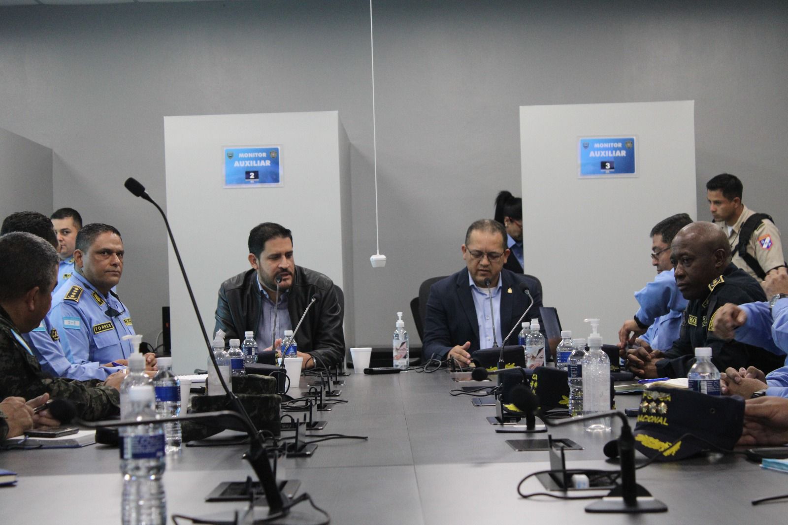 Ministro de Seguridad realiza reunión para traspaso de mando de los Centros Penales Ministro de Seguridad realiza reunión para traspaso de mando de los Centros Penales