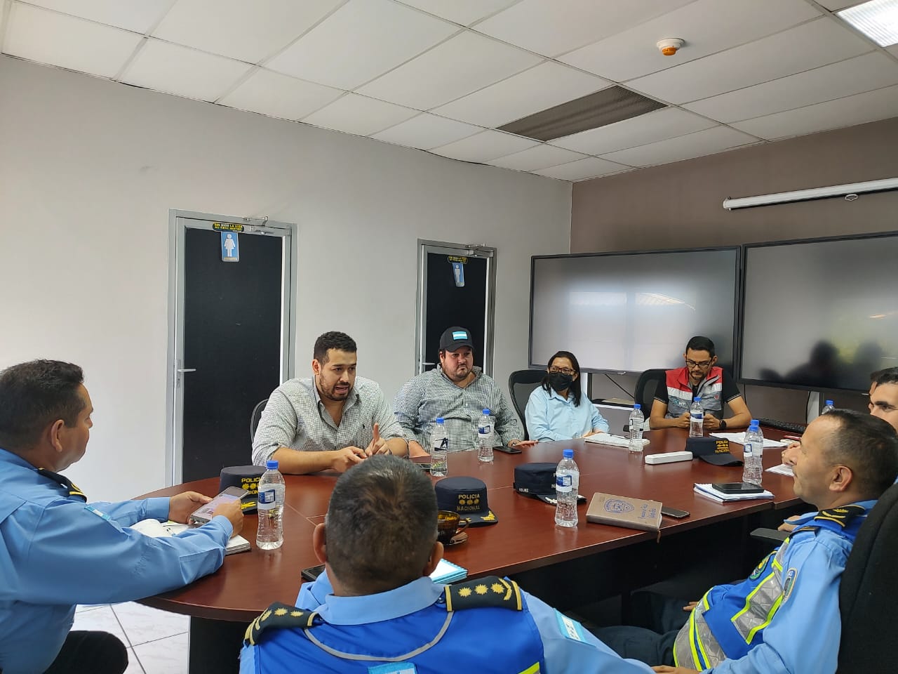 Autoridades de la DNVT se reúne con personeros de la Alcaldía Municipal para buscar soluciones de alivio vial