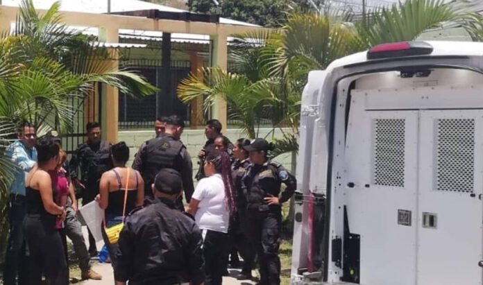 Familiares de privadas de libertad están desesperados por matanza en PNFAS Familiares de privadas de libertad están desesperados por matanza en PNFAS