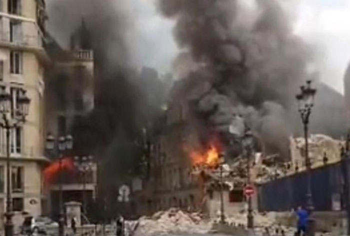 Varios edificios arden en París