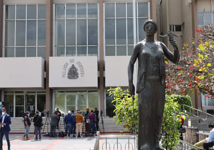 Abogado Mario Urquía presenta amparo con suspensión del acto reclamado ante la CSJ