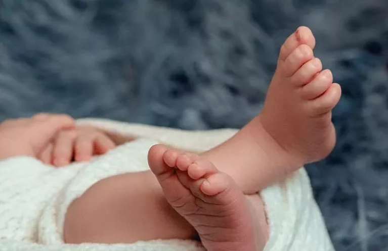 Ministro de Seguridad gira instrucciones a la DPI para investigar muerte de niña de un año en Dinaf