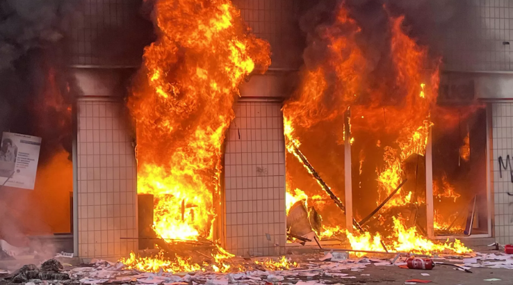 Macron llama a sus ministros a hacer todo lo posible para poner orden en Francia Macron llama a sus ministros a hacer todo lo posible para poner orden en Francia