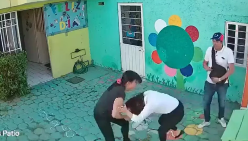 Maestra es golpeada por padres de familia mientras el alumno se burla