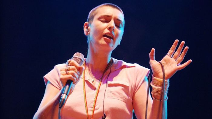 Sinéad O’Connor pagó muy caro criticar a la Iglesia católica, pero la historia le dio la razón Sinéad O’Connor pagó muy caro criticar a la Iglesia católica, pero la historia le dio la razón