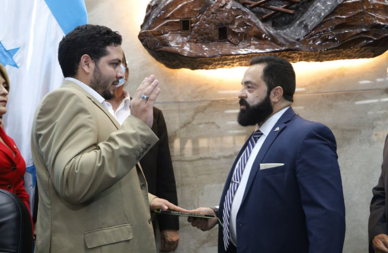 CN: Hijo del extinto diputado Luis Amador es juramentado como congresista suplente