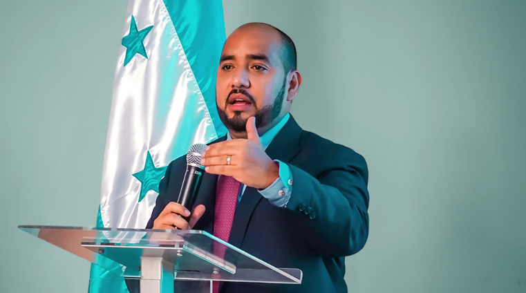 “El reggaetón y la pornografía es lo que está educando a nuestros niños”, según el ministro de educación Daniel Sponda