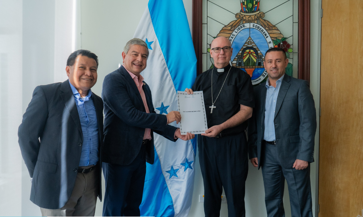El arzobispo José Vicente Nácher recibe la nacionalidad hondureña