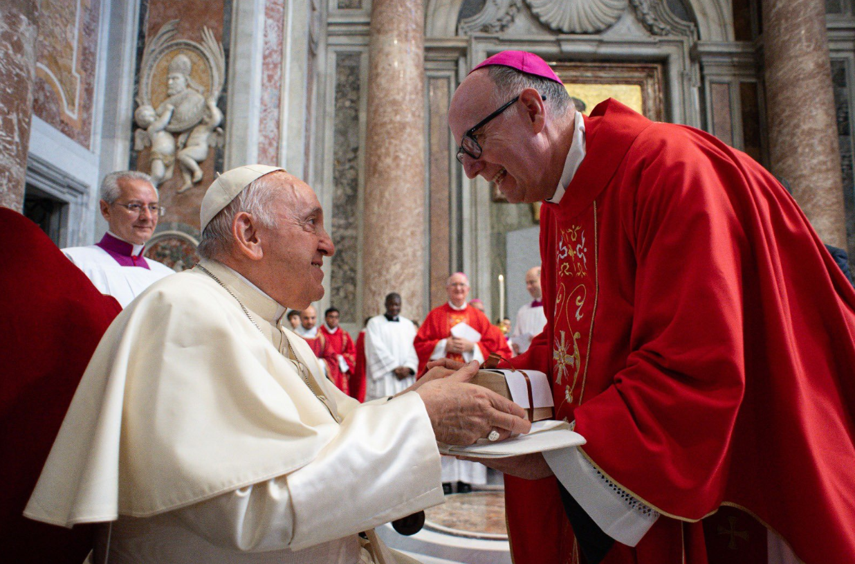 ¡Histórico! El Papa Francisco entrega palios a los Arzobispos de Honduras: Monseñor José Vicente Nácher y Miguel Lenihan, de Tegucigalpa y SPS