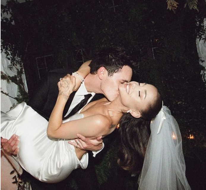 Tras dos años de matrimonio, Ariana Grande se habría separado de Dalton Gomez