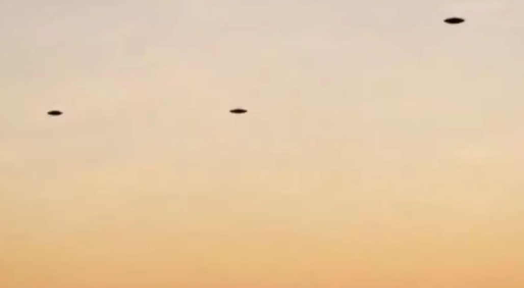 Ovnis grabados sobrevolando cerca al área 51 ¿Son reales? Ovnis grabados sobrevolando cerca al área 51 ¿Son reales?