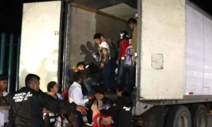 MÉXICO: 57 migrantes hondureños fueron encontrados abandonados en tráiler