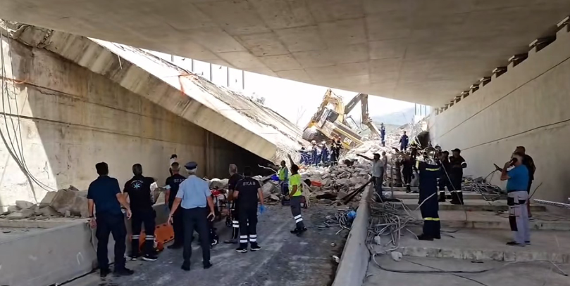 Al menos un muerto y ocho heridos por el colapso de un puente en Grecia