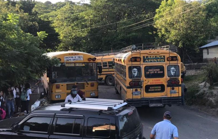Transportistas bloquean carretera en la zona sur Transportistas bloquean carretera en la zona sur