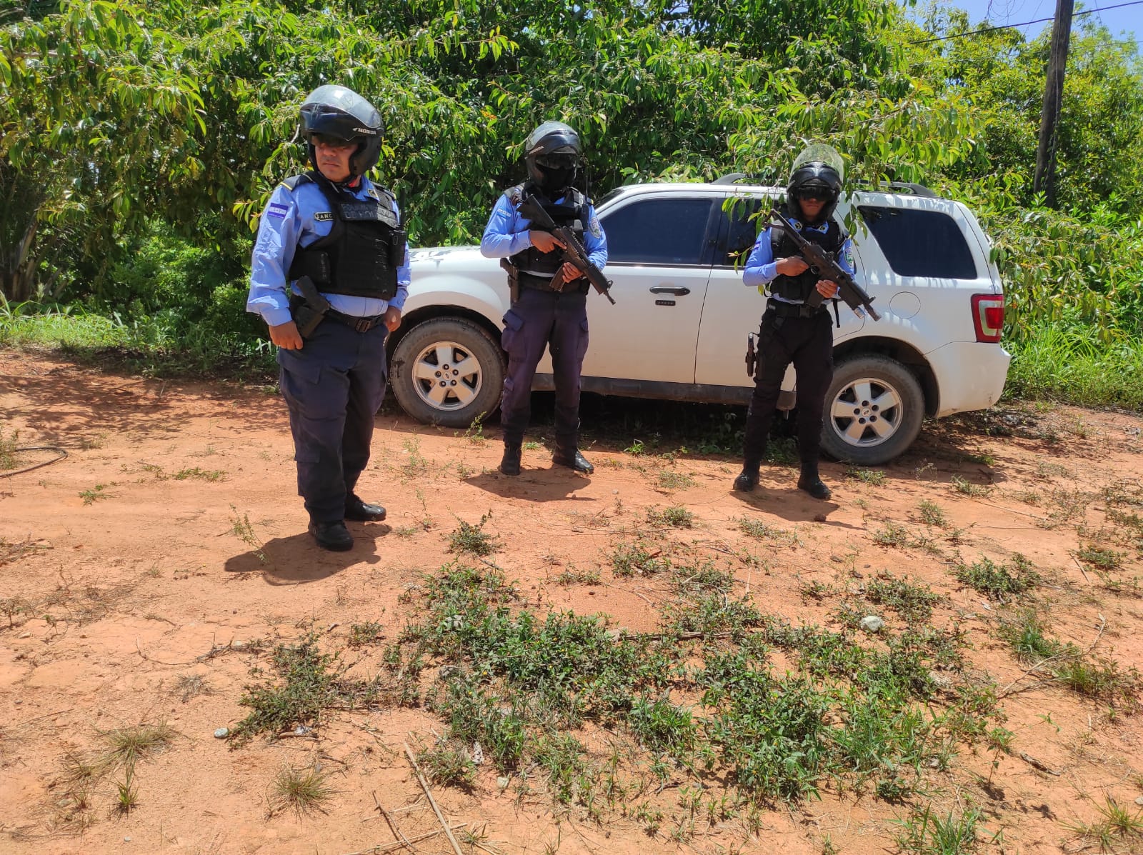 Agentes policiales dan con el paradero de un vehículo robado que seria usado para cometer actos ilícitos Agentes policiales dan con el paradero de un vehículo robado que seria usado para cometer actos ilícitos