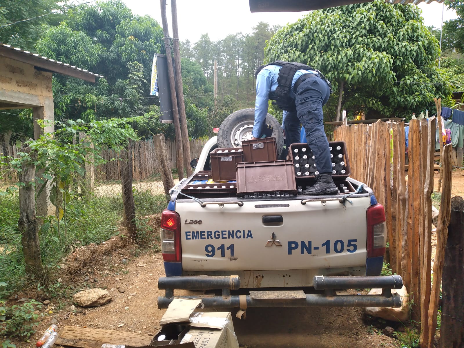 «No hay tapis» por ordenanzas de ley seca, desmantelan puesto de venta de alcohol en el departamento de Yoro «No hay tapis» por ordenanzas de ley seca, desmantelan puesto de venta de alcohol en el departamento de Yoro