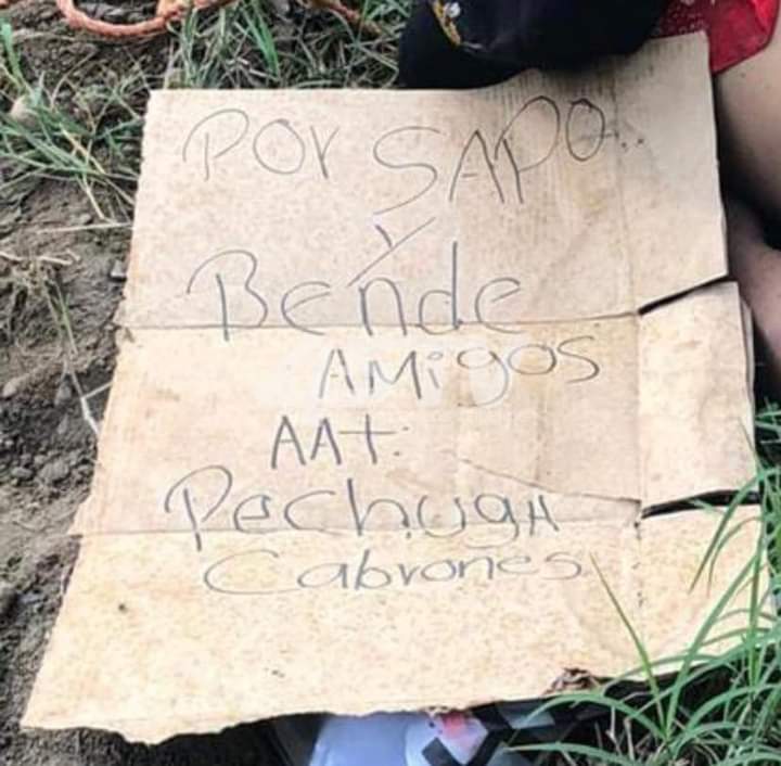 Asesinan a un sujeto y le dejan un rótulo con un mensaje «POR SAPO Y VENDE AMIGOS, AAT: PECHUGA CABRONES» Asesinan a un sujeto y le dejan un rótulo con un mensaje «POR SAPO Y VENDE AMIGOS, AAT: PECHUGA CABRONES»