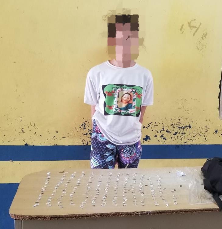 Detienen a una fémina en poder de 200 bolsitas de supuesto crack
