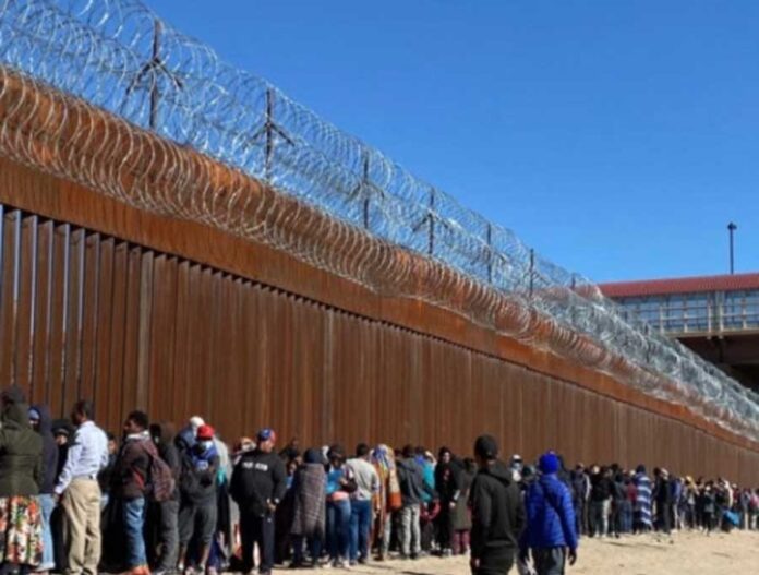 Texas refuerza barricada de alambre pese a orden del Gobierno de EEUU para retirarla Texas refuerza barricada de alambre pese a orden del Gobierno de EEUU para retirarla