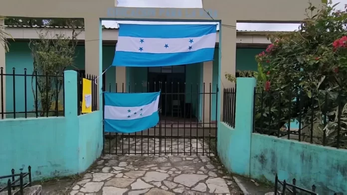 Padres de familia se toman Departamental de Educación de Atlántida