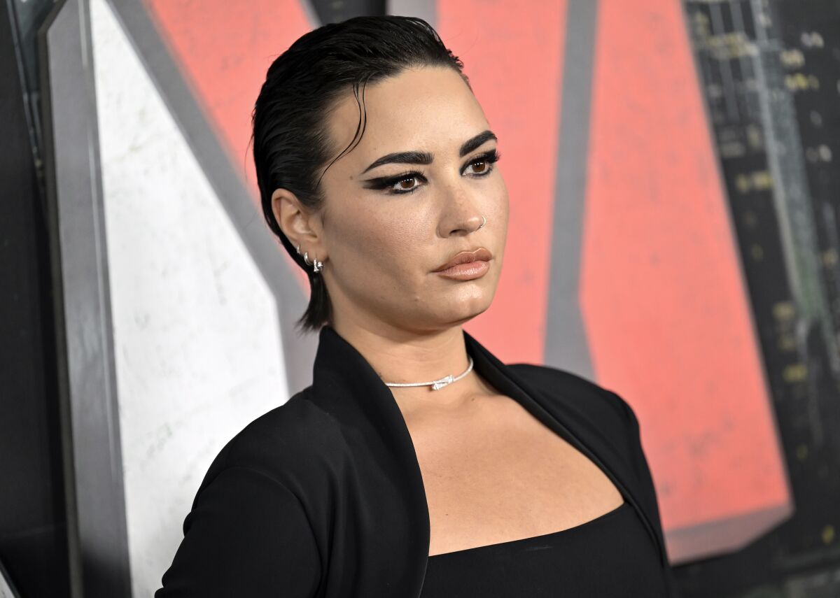 Demi Lovato confesó que tiene discapacidad visual y auditiva tras su última sobredosis
