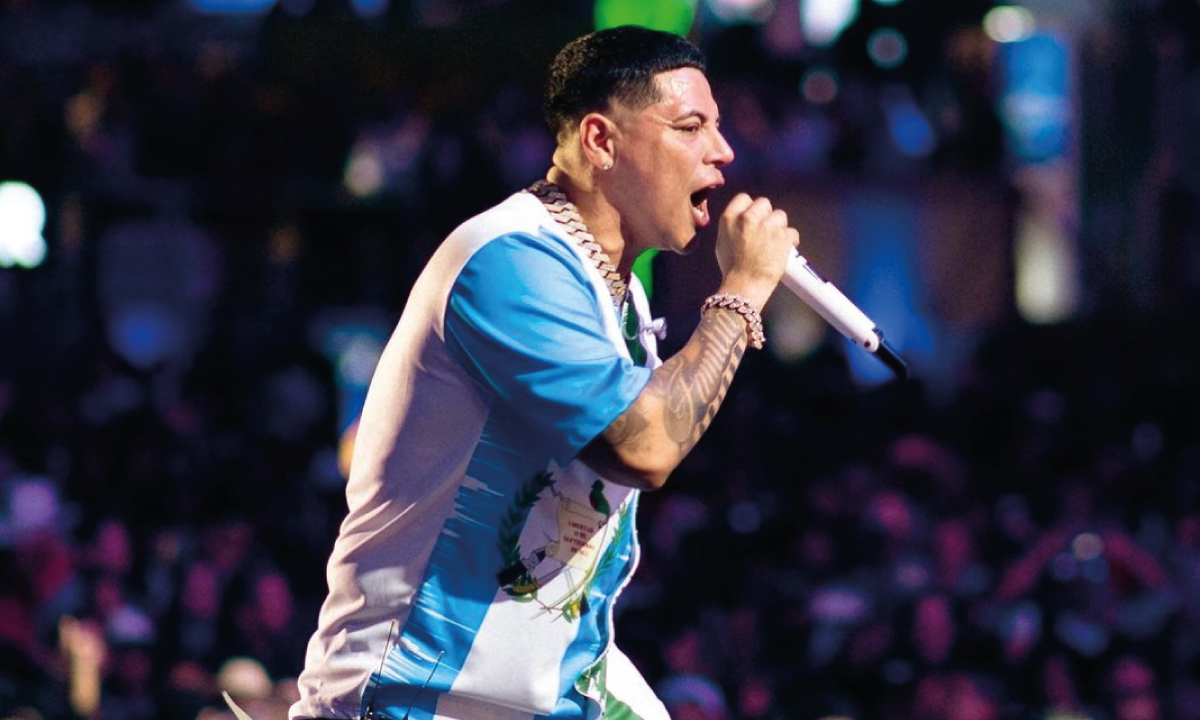 Cantante de grupo firme Eduin Caz se confunde en concierto de Guatemala y levanta la bandera de Honduras