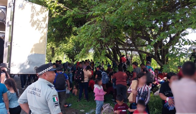 México rescata a hondureños entre grupo de 148 migrantes que estaban hacinados en un tráiler