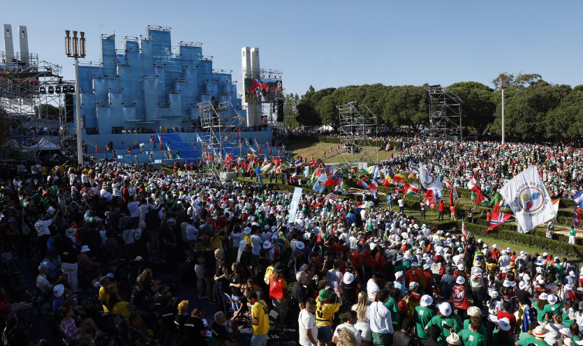 El papa pide a los jóvenes no fiarse de las ilusiones del mundo virtual