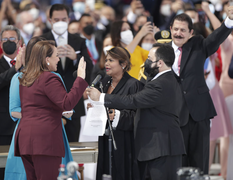 Destituyen a la jueza Karla Romero, quien juramentó a la presidenta Xiomara Castro