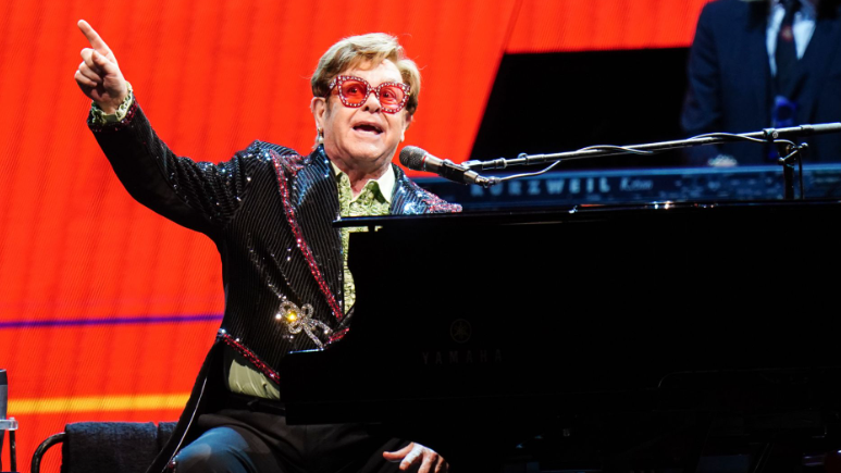 Elton John fue trasladado de emergencia al hospital tras un accidente doméstico en Niza