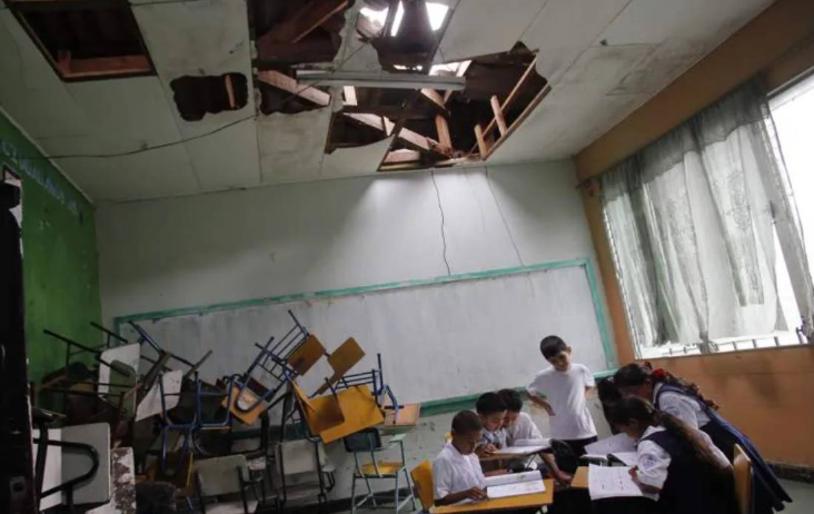 Gobierno aprueba L. 2 mil millones para intervenir 12 mil centros educativos en dos años