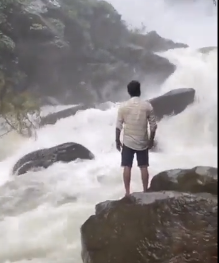 VIDEO: Influencer cae y desaparece en cataratas de la India durante grabación