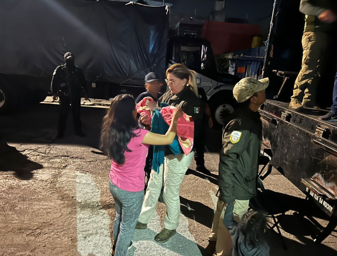 México halla a 231 migrantes de Guatemala y El Salvador hacinados en un tráiler