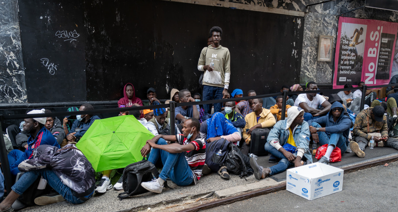 Cientos de migrantes duermen en las aceras de Nueva York y sus autoridades piden ayuda federal