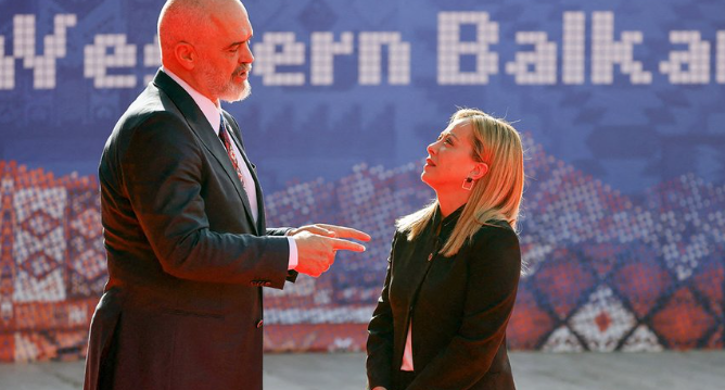 Giorgia Meloni mandó a pagar la cuenta de unos “idiotas” italianos que escaparon de un restaurante en Albania Giorgia Meloni mandó a pagar la cuenta de unos “idiotas” italianos que escaparon de un restaurante en Albania