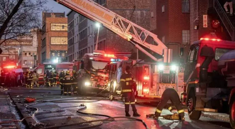 Reportan 73 muertos en incendio de un edificio en Sudáfrica