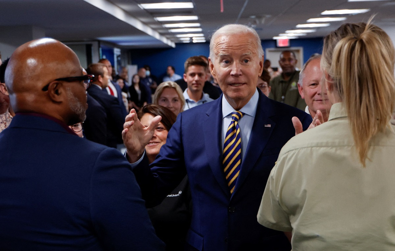 Biden promete apoyo a largo plazo por daños causados luego del paso del huracán Idalia