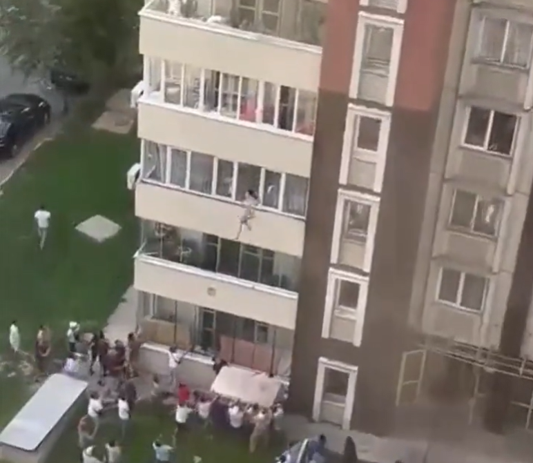 Personas saltan de un piso 16 tratando de escapar de voraz incendio