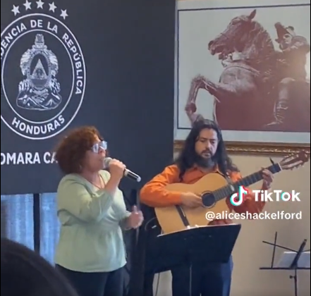 Cantante hondureña Karla Lara, cambia la musicalización del himno nacional: «como un ave de negro plumaje, el golpismo, fugaz se perdió».